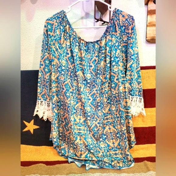 C'est La Vie flowy blouse with lace trim - Picture 2 of 3